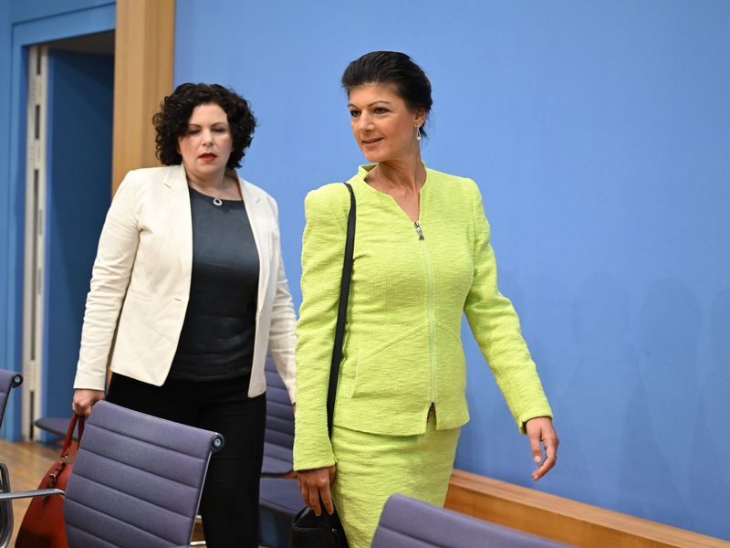 Die ehemalige Linken-Vorsitzende Amira Mohamed Ali (l) und die Politikerin Sahra Wagenknecht. - Foto: Soeren Stache/dpa