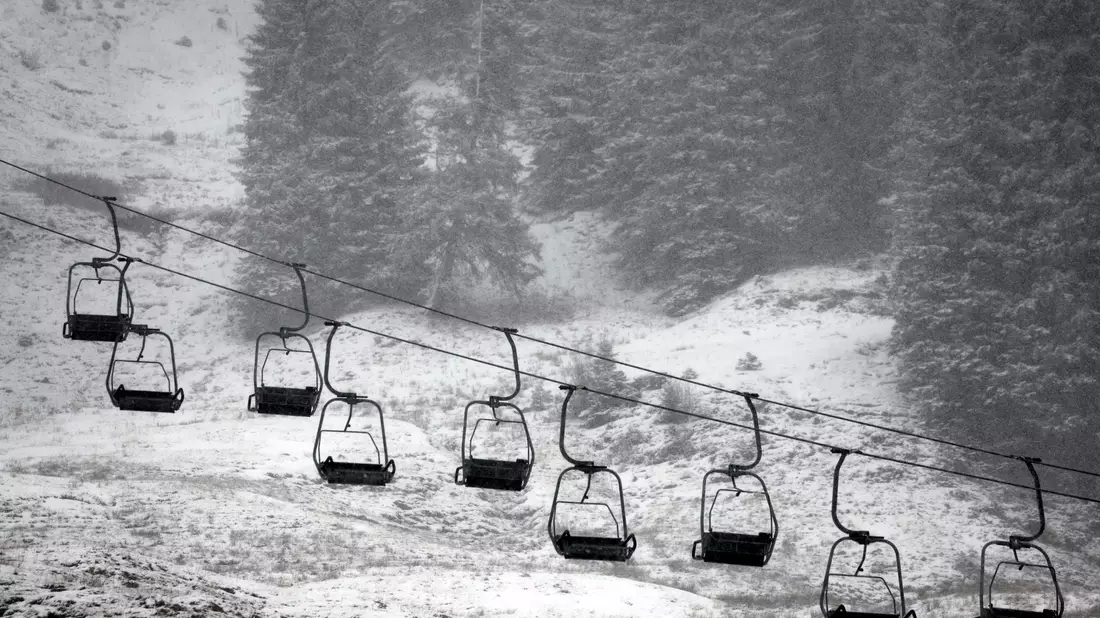 Ein Sessellift hängen im Skigebiet Grasgehren am Riedbergpass in Bayern. - Bild: Karl-Josef Hildenbrand/dpa