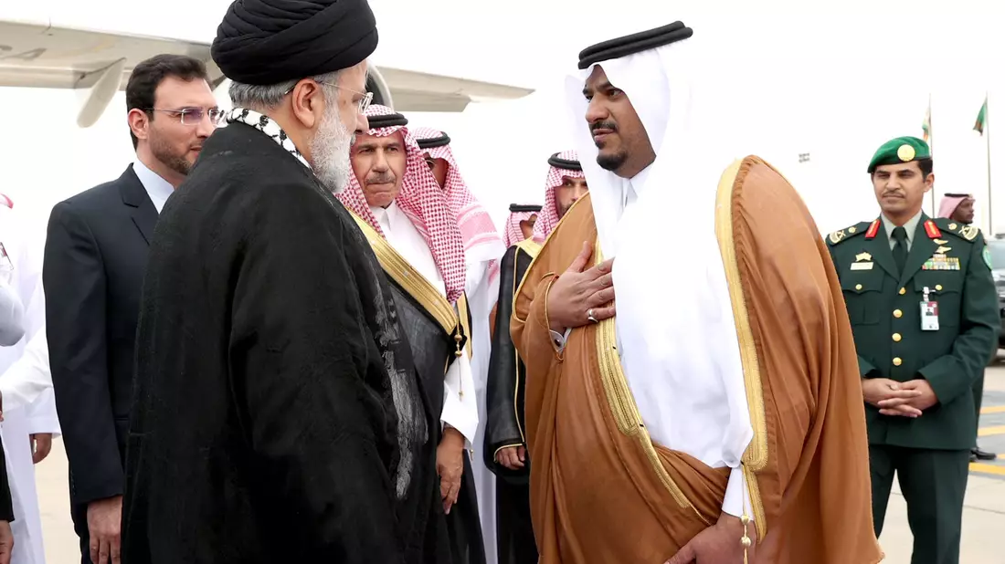 Ebrahim Raisi, Präsident des Iran, wird von einem saudi-arabischen Beamten auf dem Flughafen in Riad begrüßt. - Bild: Iranian Presidency/ZUMA Press Wire/dpa
