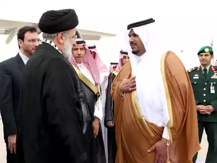 Ebrahim Raisi, Präsident des Iran, wird von einem saudi-arabischen Beamten auf dem Flughafen in Riad begrüßt. - Foto: Iranian Presidency/ZUMA Press Wire/dpa