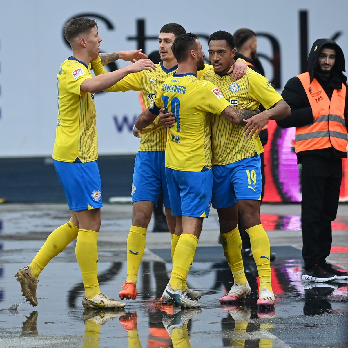Braunschweig verlässt durch den zweiten Saisonsieg den letzten Tabellenplatz. - Foto: Swen Pförtner/dpa