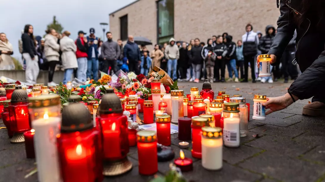 Stilles Gedenken: Am Donnerstag hatte in einer Offenburger Schule ein Schüler auf einen anderen geschossen, das Opfer ist später seinen Verletzungen erlegen. - Bild: Philipp von Ditfurth/dpa