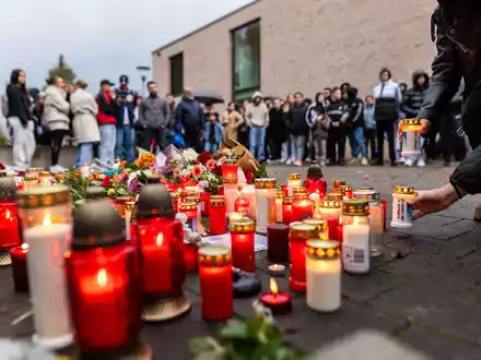 Stilles Gedenken: Am Donnerstag hatte in einer Offenburger Schule ein Schüler auf einen anderen geschossen, das Opfer ist später seinen Verletzungen erlegen. - Foto: Philipp von Ditfurth/dpa
