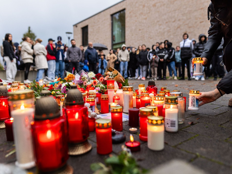 Stilles Gedenken: Am Donnerstag hatte in einer Offenburger Schule ein Schüler auf einen anderen geschossen, das Opfer ist später seinen Verletzungen erlegen. - Foto: Philipp von Ditfurth/dpa