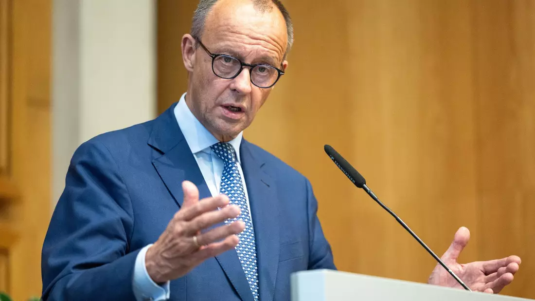 Friedrich Merz (CDU) ist skeptisch, ob es noch zu einem Schulterschluss mit Bundeskanzler Olaf Scholz (SPD) in Form eines Deutschlandpakts beim Thema Migration kommen wird. - Bild: Hannes P. Albert/dpa