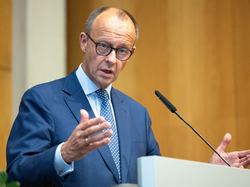 Friedrich Merz (CDU) ist skeptisch, ob es noch zu einem Schulterschluss mit Bundeskanzler Olaf Scholz (SPD) in Form eines Deutschlandpakts beim Thema Migration kommen wird. - Foto: Hannes P. Albert/dpa