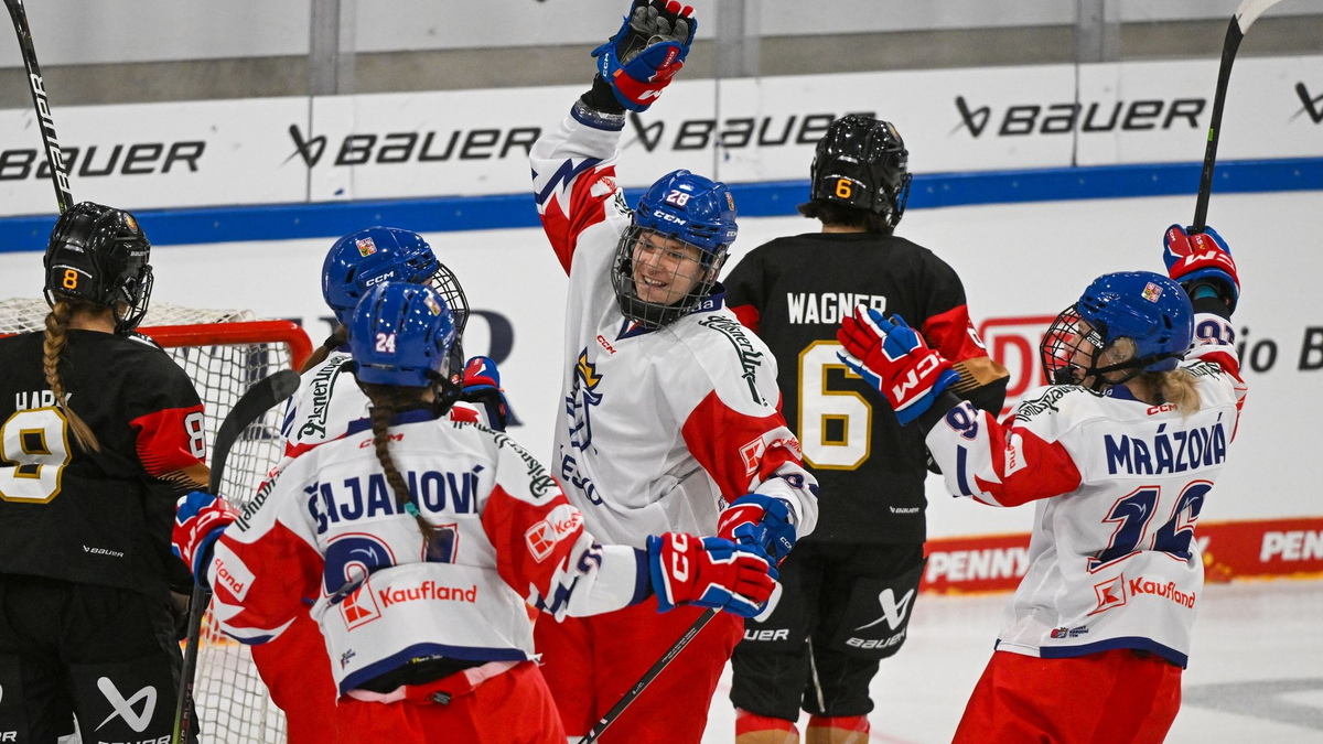 Die DEB-Frauen waren auch gegen Tschechien chancenlos. - Foto: Armin Weigel/dpa