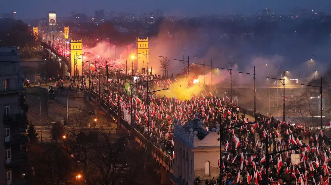 Menschen nehmen in Warschau am Unabhängigkeitsmarsch «Polen ist noch nicht verloren» teil. - Bild: Pawel Supernak/PAP/dpa