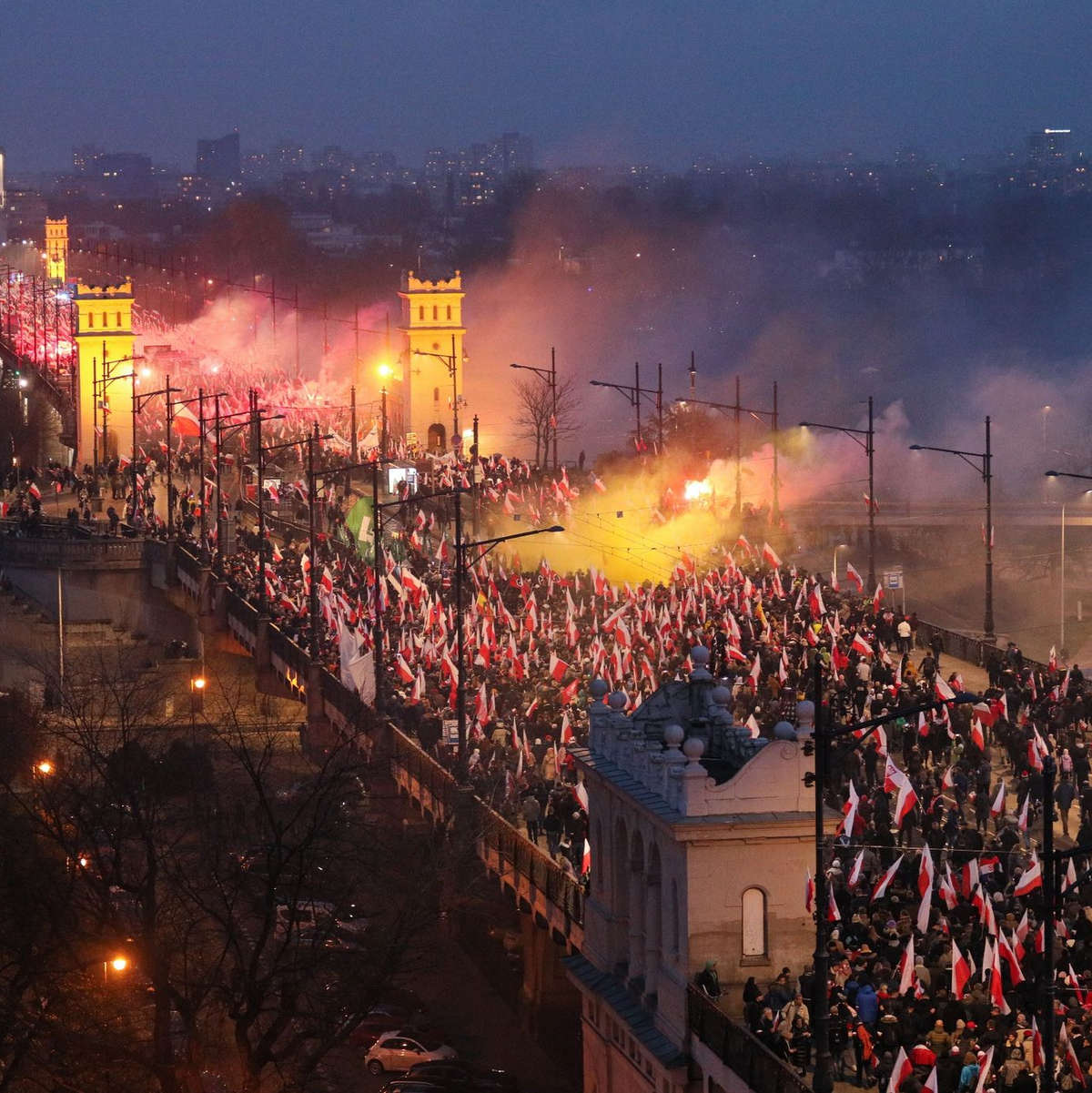 Menschen nehmen in Warschau am Unabhängigkeitsmarsch «Polen ist noch nicht verloren» teil. - Foto: Pawel Supernak/PAP/dpa