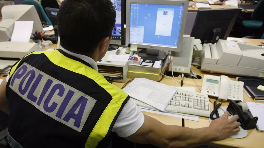 In Spanien hat die Polizei landesweit millionenfach Daten mit kinderpornografischem Inhalten sichergestellt. (Illustration) - Bild: epa efe Rodrigo/epa efe/dpa