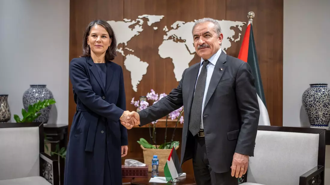 Annalena Baerbock (Bündnis90/Die Grünen), Außenministerin von Deutschland, spricht mit Mohammed Schtaje, Ministerpräsident der Palästinensichen Autonomiebehörde. - Bild: Michael Kappeler/dpa