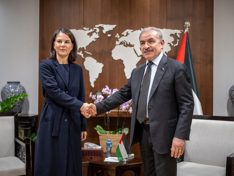Annalena Baerbock (Bündnis90/Die Grünen), Außenministerin von Deutschland, spricht mit Mohammed Schtaje, Ministerpräsident der Palästinensichen Autonomiebehörde. - Foto: Michael Kappeler/dpa