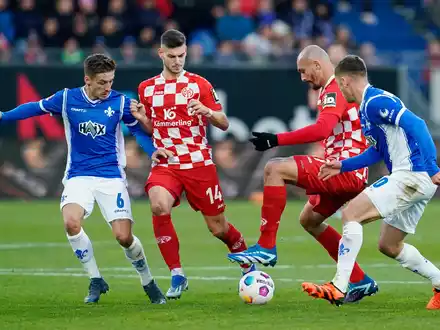 Darmstadt (blaue Trikots) und Mainz trennten sich torlos. - Foto: Uwe Anspach/dpa
