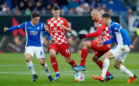Darmstadt (blaue Trikots) und Mainz trennten sich torlos. - Foto: Uwe Anspach/dpa