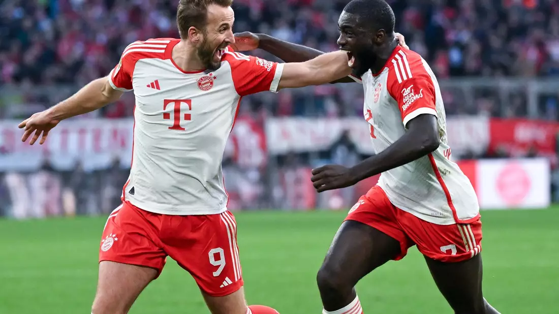 Bewies einmal mehr seine Torjäger-Qualitäten: Bayerns Harry Kane (l). - Bild: Sven Hoppe/dpa