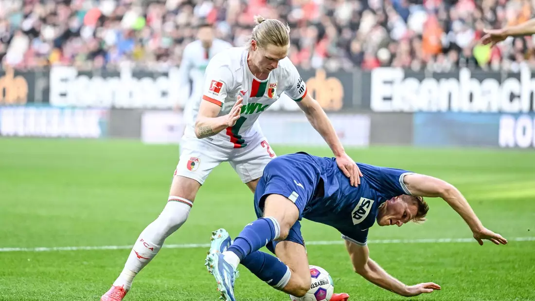 Augsburgs Ermedin Demirovic traf mit einem Schlenzer aus spitzem Winkel zum Endstand. - Bild: Harry Langer/dpa