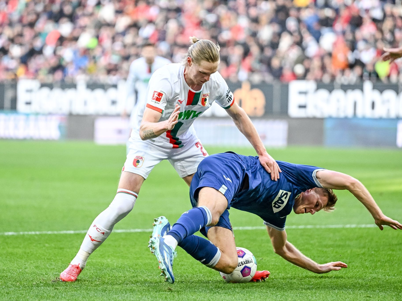 Augsburgs Ermedin Demirovic traf mit einem Schlenzer aus spitzem Winkel zum Endstand. - Foto: Harry Langer/dpa