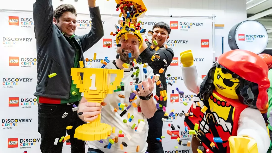 Traumjob-Gewinner: Das LEGO® Discovery Centre Hamburg hat seinen Master Model Builder gefunden! Im Rahmen des großen Brick Factor Events setzte sich Stephan Krimpert gegen fünf Mitbewerbende durch - Bild: presseportal.de