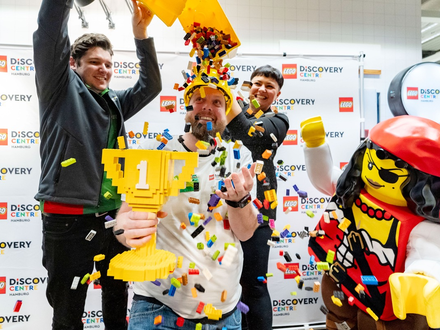 Traumjob-Gewinner: Das LEGO® Discovery Centre Hamburg hat seinen Master Model Builder gefunden! Im Rahmen des großen Brick Factor Events setzte sich Stephan Krimpert gegen fünf Mitbewerbende durch - Foto: presseportal.de
