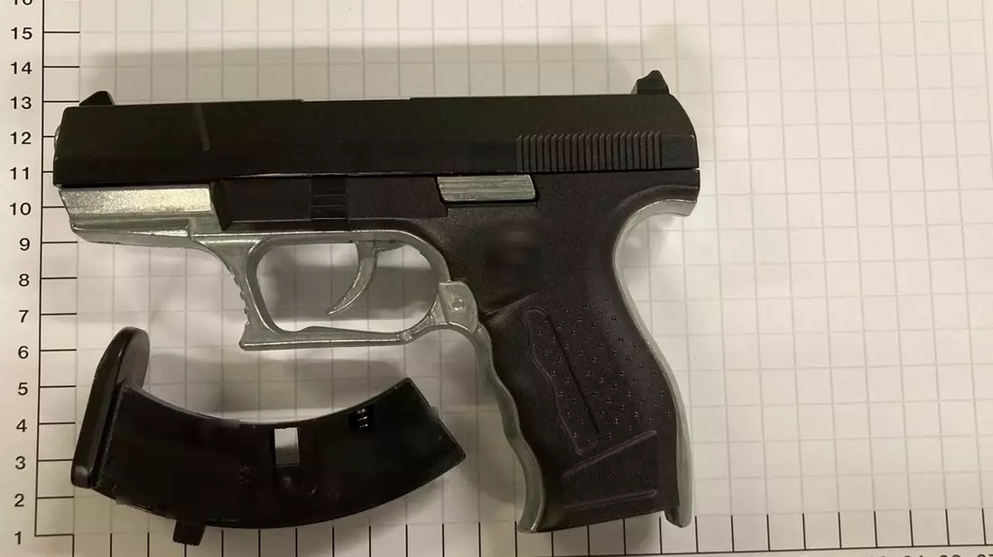 BPOL NRW: 14-Jähriger mit echt aussehender Pistole gestellt - Bundespolizei stellt Anscheinswaffe sicher - Bild: presseportal.de
