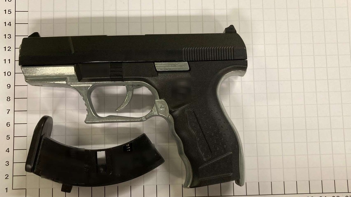 BPOL NRW: 14-Jähriger mit echt aussehender Pistole gestellt - Bundespolizei stellt Anscheinswaffe sicher - Foto: presseportal.de