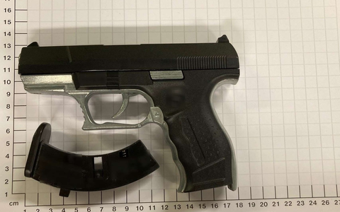 BPOL NRW: 14-Jähriger mit echt aussehender Pistole gestellt - Bundespolizei stellt Anscheinswaffe sicher - Foto: presseportal.de