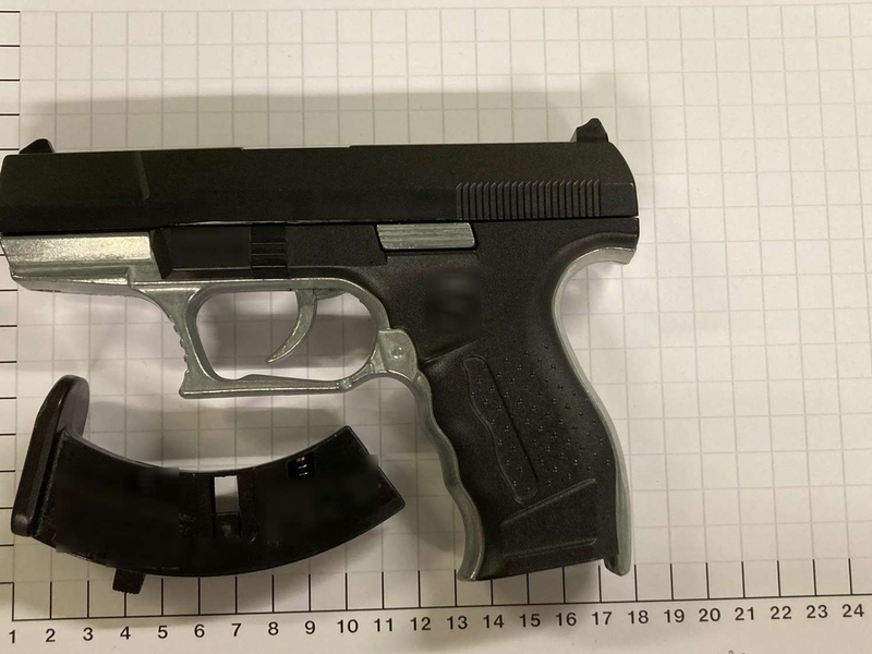 BPOL NRW: 14-JĂ€hriger mit echt aussehender Pistole gestellt - Bundespolizei stellt Anscheinswaffe sicher - Foto: presseportal.de
