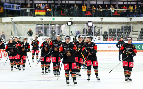 Die DEB-Männer setzten sich nach Rückstand noch gegen Österreich durch. - Foto: Christian Kolbert/dpa Die DEB-Männer setzten sich nach Rückstand noch gegen Österreich durch. - Foto: Christian Kolbert/dpa
