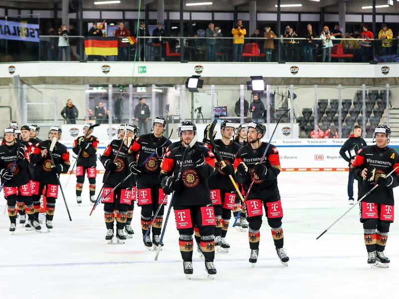 Die DEB-MĂ€nner setzten sich nach RĂŒckstand noch gegen Ăsterreich durch. - Foto: Christian Kolbert/dpa