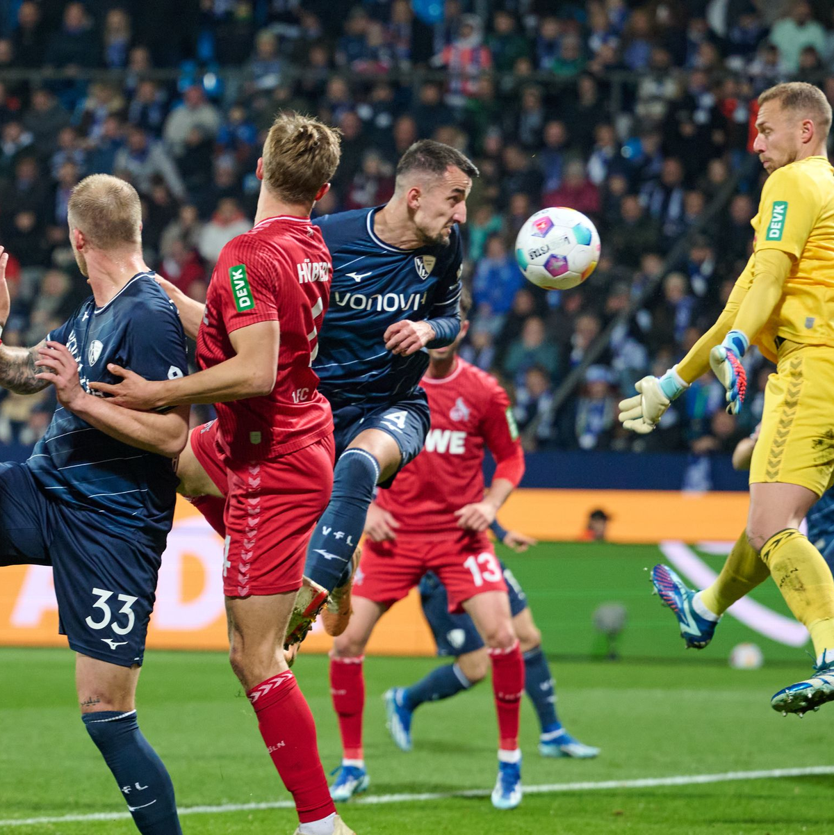 Kölns Torwart Marvin Schwäbe (r) sicherte seiner Mannschaft das Remis in Bochum. - Foto: Bernd Thissen/dpa