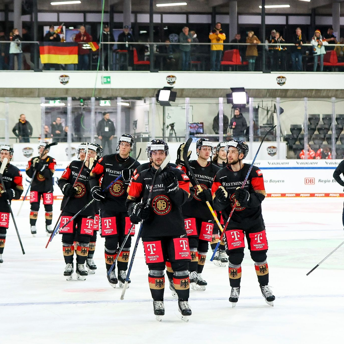 Die DEB-Männer setzten sich nach Rückstand noch gegen Österreich durch. - Foto: Christian Kolbert/dpa/Archivbild