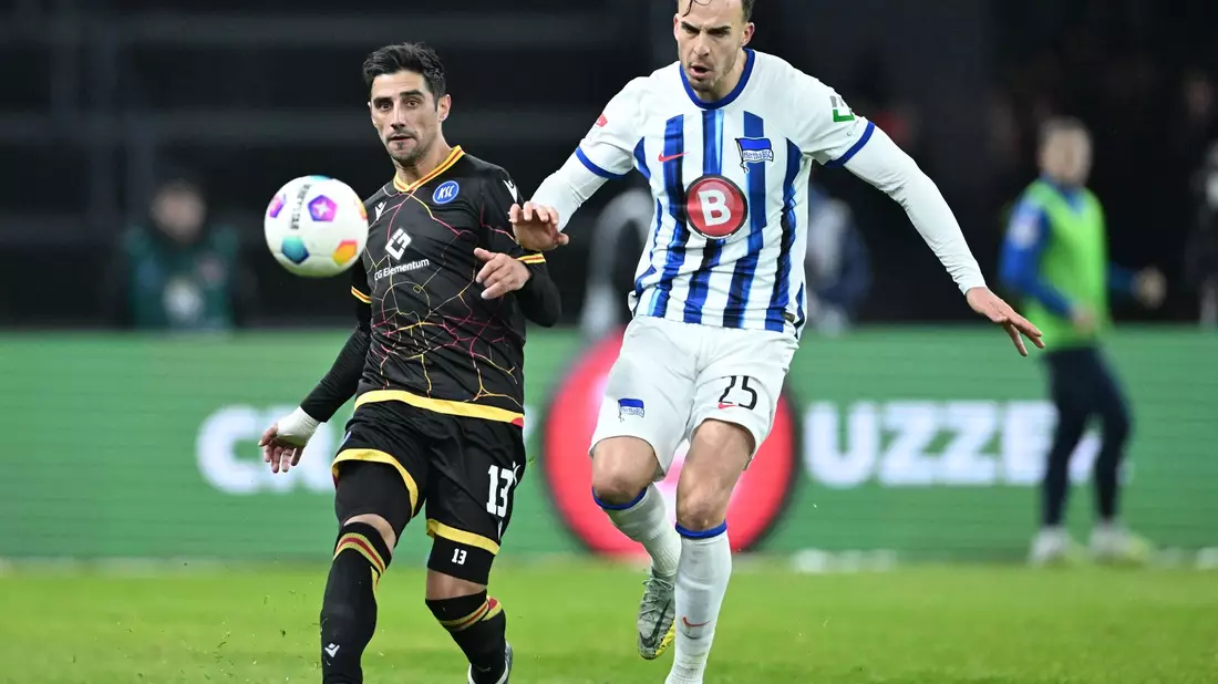 Karlsruhes Lars Stindl (l) im Laufduell mit dem Herthaner Haris Tabakovic. - Bild: Soeren Stache/dpa