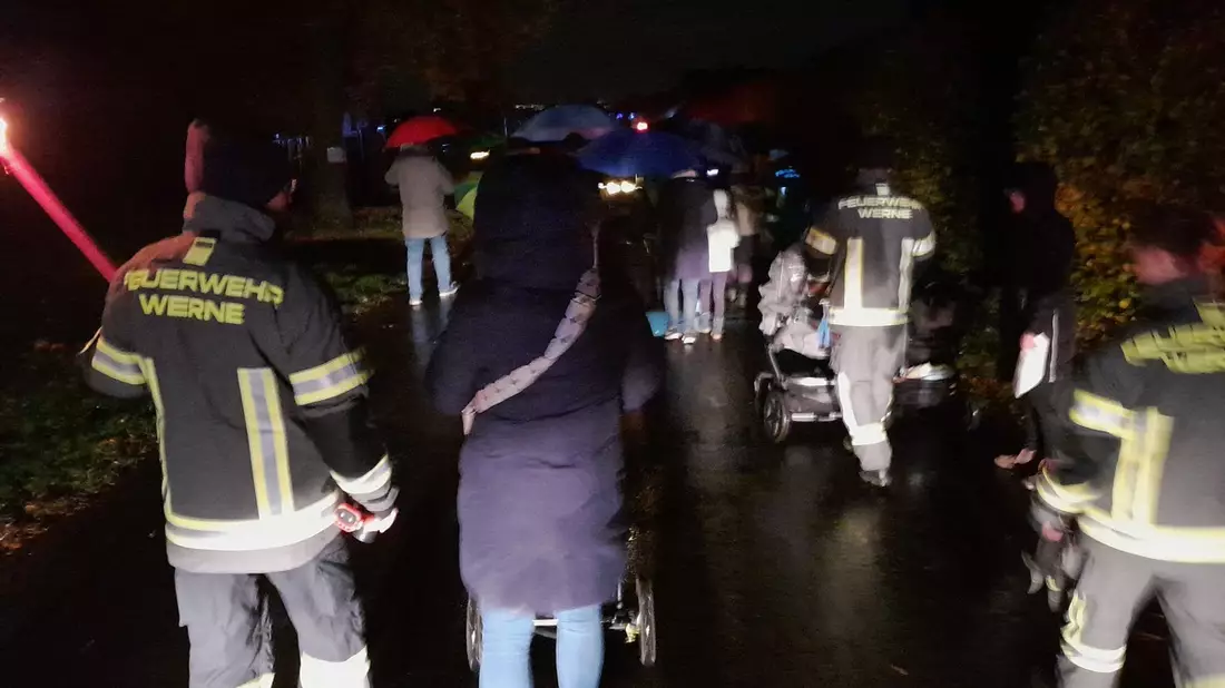 FW-WRN: Stimmungsvoller Martinszug der Feuerwehr durch Langern - Bild: presseportal.de