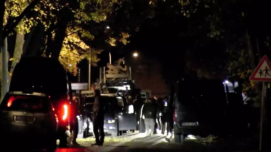 Der Großeinsatz der Polizei wegen eines bewaffneten und verschanzten Mannes ist zu Ende. - Bild: Christian Pörschmann/TNN/dpa