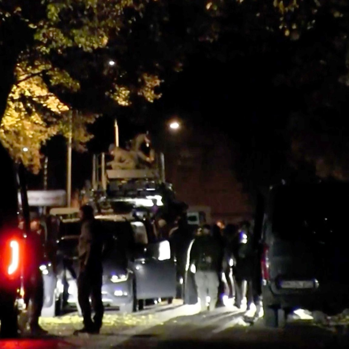 Der Großeinsatz der Polizei wegen eines bewaffneten und verschanzten Mannes ist zu Ende. - Foto: Christian Pörschmann/TNN/dpa