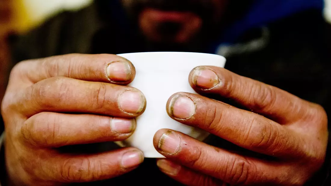 Ein obdachloser Mann in einem Nachtcafé. - Bild: Sebastian Kahnert/dpa