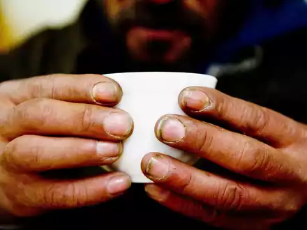 Ein obdachloser Mann in einem Nachtcafé. - Foto: Sebastian Kahnert/dpa