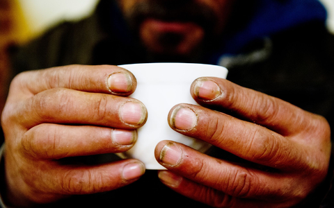 Ein obdachloser Mann in einem Nachtcafé. - Foto: Sebastian Kahnert/dpa