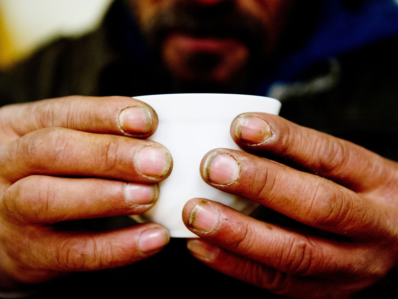 Ein obdachloser Mann in einem Nachtcafé. - Foto: Sebastian Kahnert/dpa