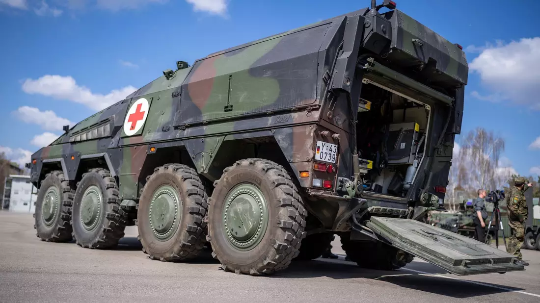 Ein Sanitätspanzer vom Typ Boxer des deutschen Einsatzkontingents der Nato-Einsatzgruppe «Enhanced Forward Presence» (eFP). - Bild: Michael Kappeler/dpa