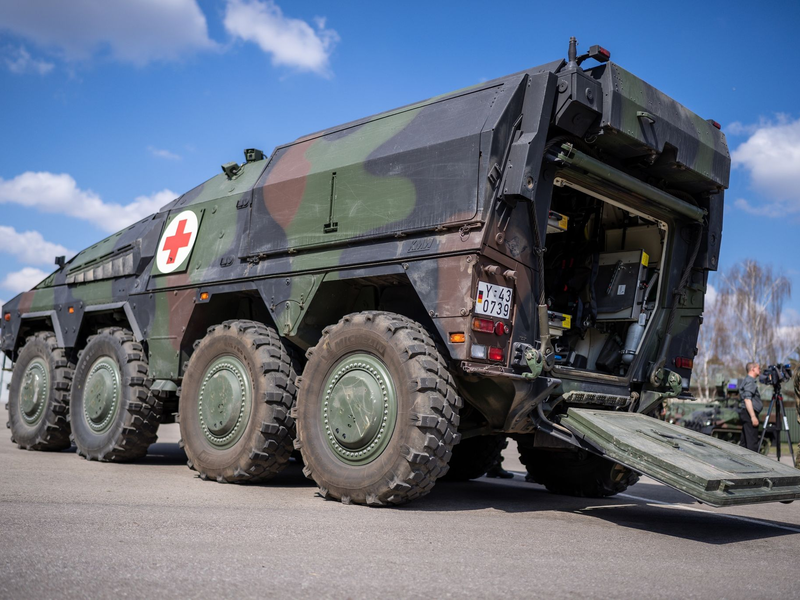 Ein Sanitätspanzer vom Typ Boxer des deutschen Einsatzkontingents der Nato-Einsatzgruppe «Enhanced Forward Presence» (eFP). - Foto: Michael Kappeler/dpa