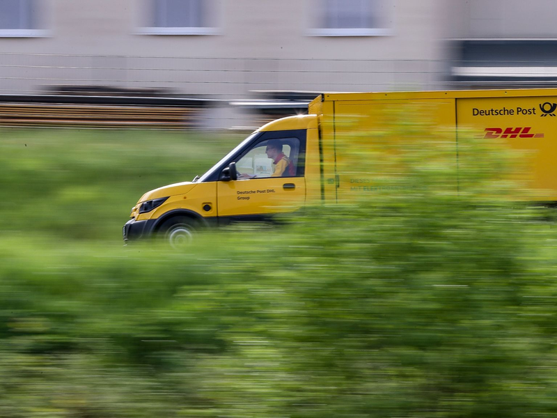 Ein Zusteller des Post-Konzerns DHL stellt mit einem elektrisch betriebenen Fahrzeug (Streetscooter) Post zu. - Foto: Jan Woitas/dpa