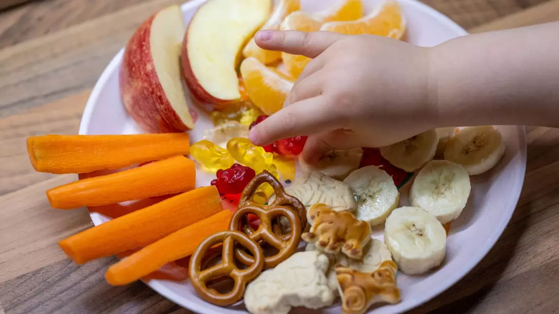 Kinder von vier bis sechs Jahren benötigen der DGE zufolge 1300 bis 1800 Kilokalorien (kcal) täglich. Wichtig sei ein vielseitiges und abwechslungsreiches Angebot an Nahrungsmitteln. - Bild: Hendrik Schmidt/dpa