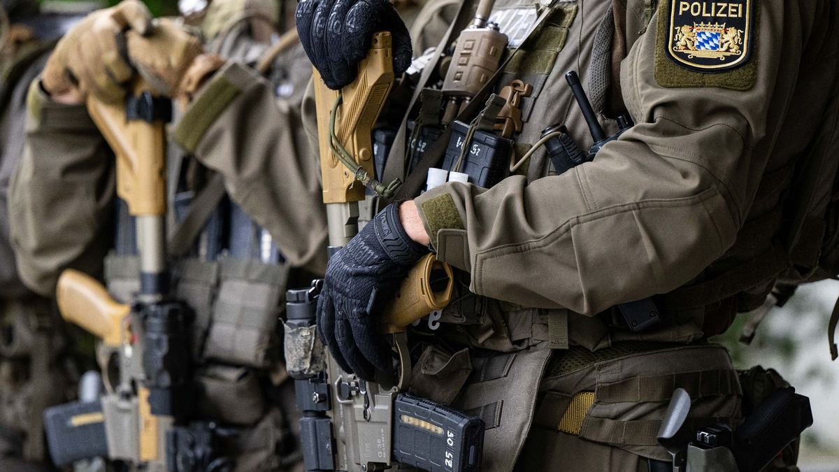 Einsatzkräfte des Spezialeinsatzkommandos (SEK) Südbayern der Bayerischen Polizei. - Foto: Lennart Preiss/dpa