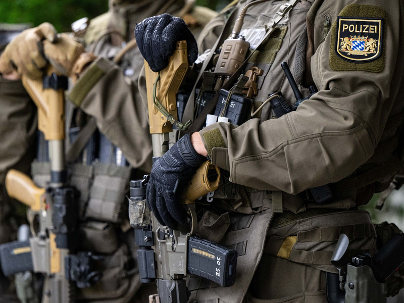 Einsatzkräfte des Spezialeinsatzkommandos (SEK) Südbayern der Bayerischen Polizei. - Foto: Lennart Preiss/dpa