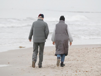 Zwei Personen laufen am Strand (Archiv) - Foto: über dts Nachrichtenagentur