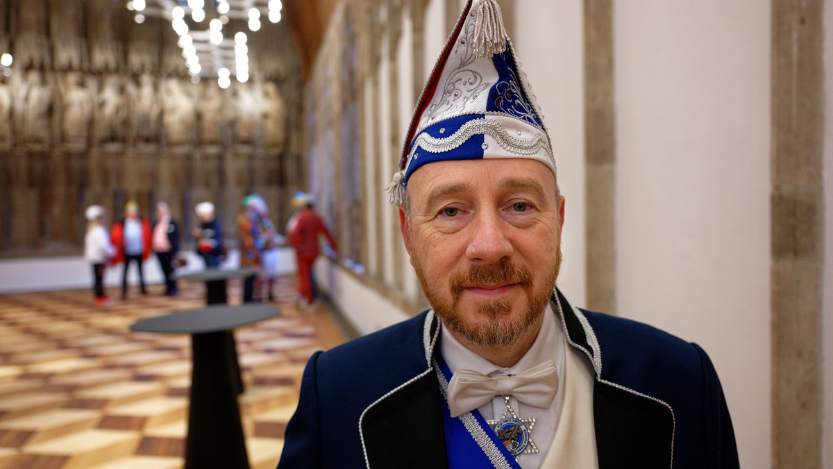 Aaron Knappstein, Präsident des jüdischen Karnevalsvereins «Kölsche Kippa Köpp», im Hansesaal des Rathauses in Köln. - Foto: Henning Kaiser/dpa