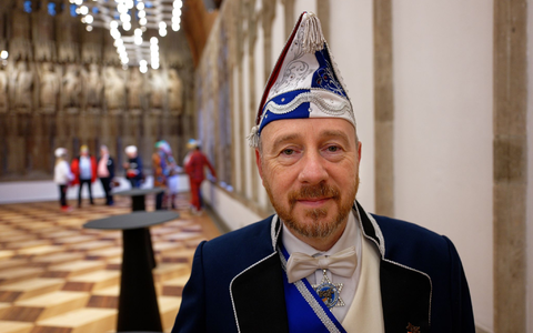 Aaron Knappstein, Präsident des jüdischen Karnevalsvereins «Kölsche Kippa Köpp», im Hansesaal des Rathauses in Köln. - Foto: Henning Kaiser/dpa