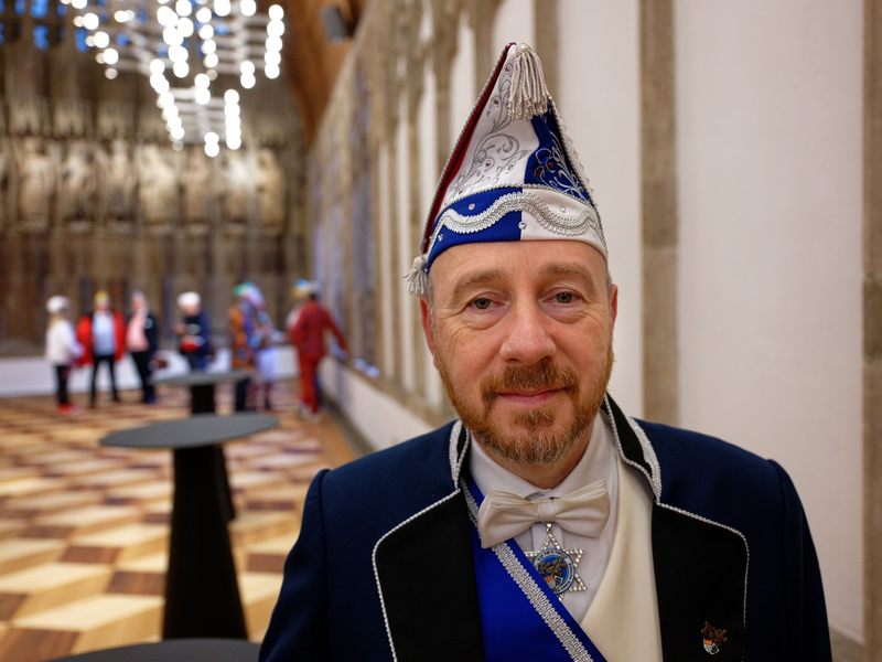 Aaron Knappstein, Präsident des jüdischen Karnevalsvereins «Kölsche Kippa Köpp», im Hansesaal des Rathauses in Köln. - Foto: Henning Kaiser/dpa