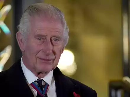 König Charles III. enthüllt eine Statuen seiner Eltern, Königin Elizabeth II. und und Prinz Philip, als er zum Royal British Legion Festival of Remembrance in der Royal Albert Hall eintrifft. - Foto: Maja Smieskowska/PA Wire/dpa